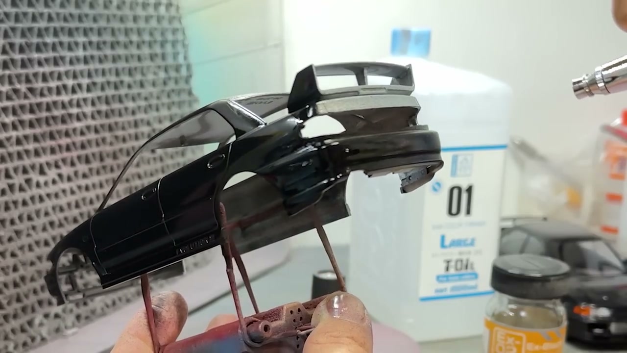 カーモデルにピアノブラック塗装済み