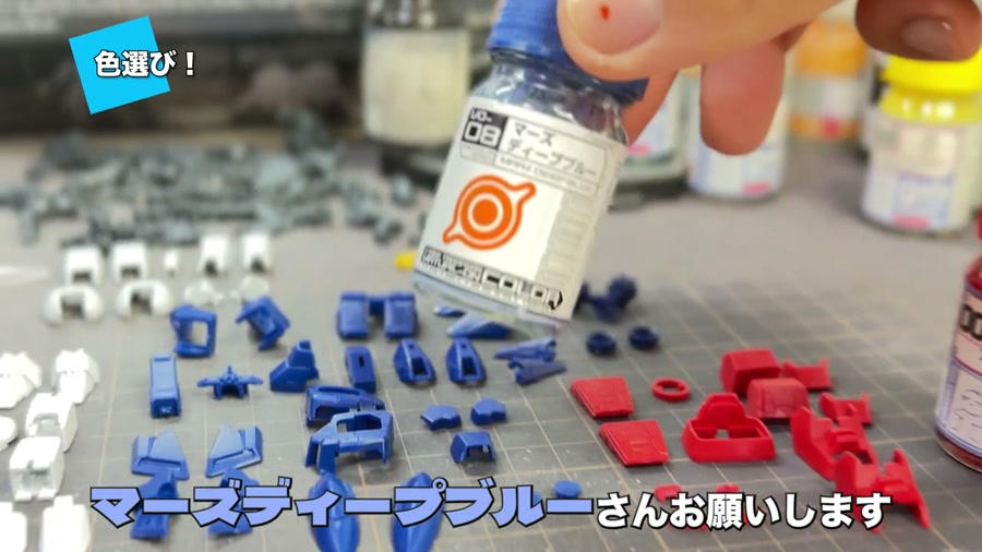 RGウイングゼロのパーツを白・青・赤に分類して並べた状態
