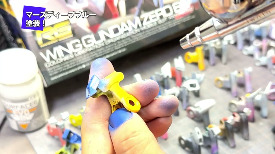 エアブラシでマーズディープブルーをカップに取る