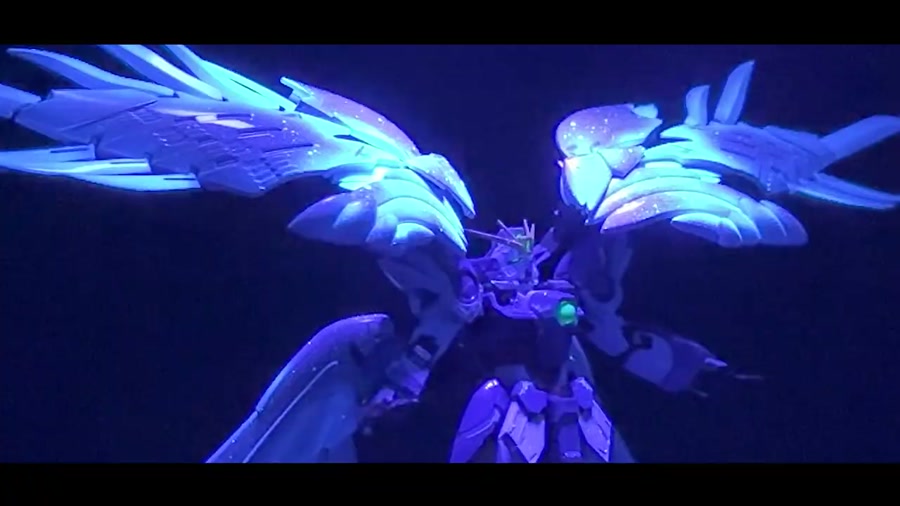 UVライト下でのRGウイングゼロ。翼が幻想的に光る