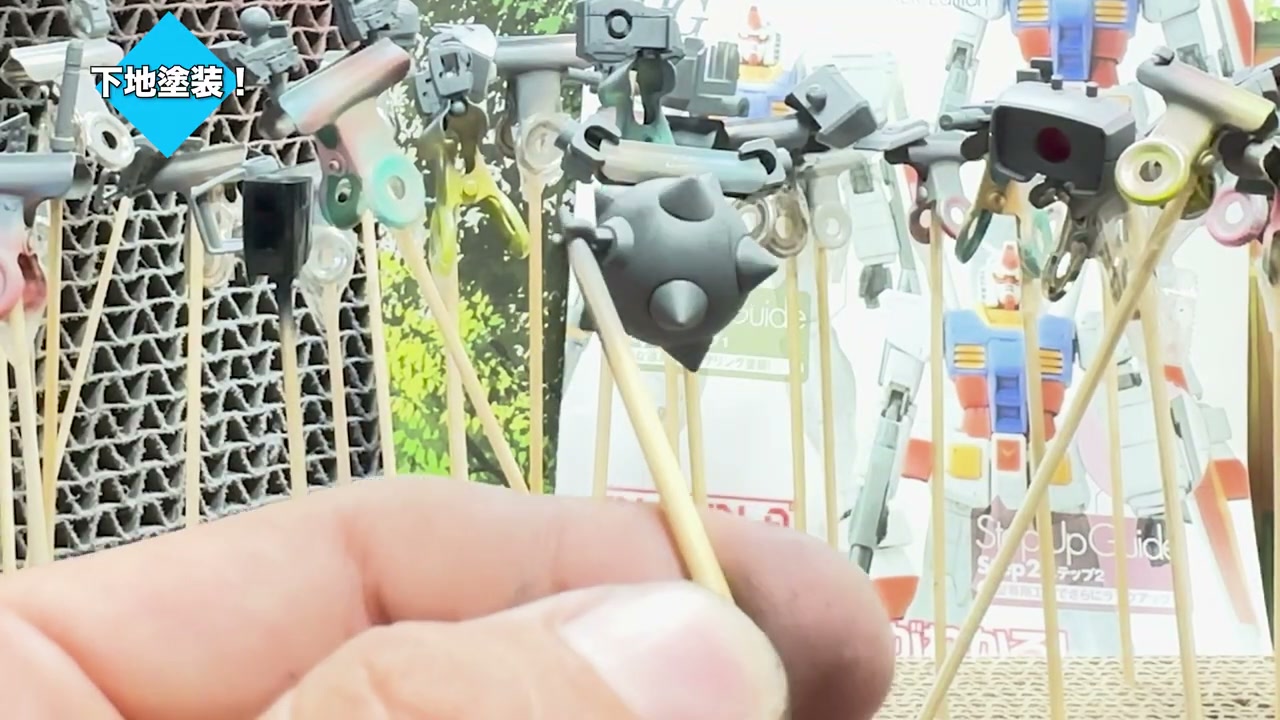 サーフェイサー（グレー）を吹き付け後のガンプラパーツ全体。すべてグレーに統一されている。